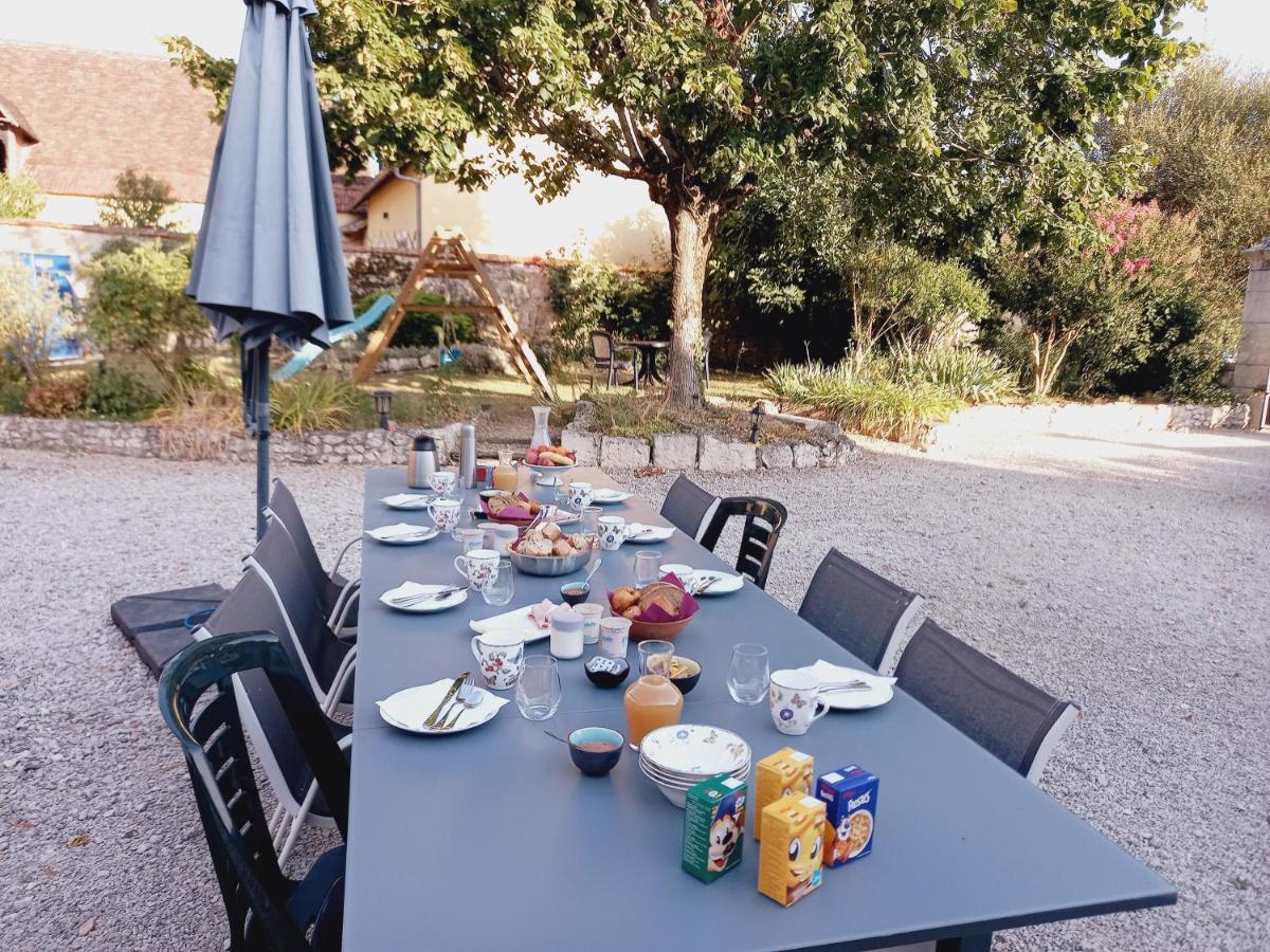 Au Pays De Jacquou : Chambre D'Hotes Et Table D'Hotes Fossemagne Exterior photo
