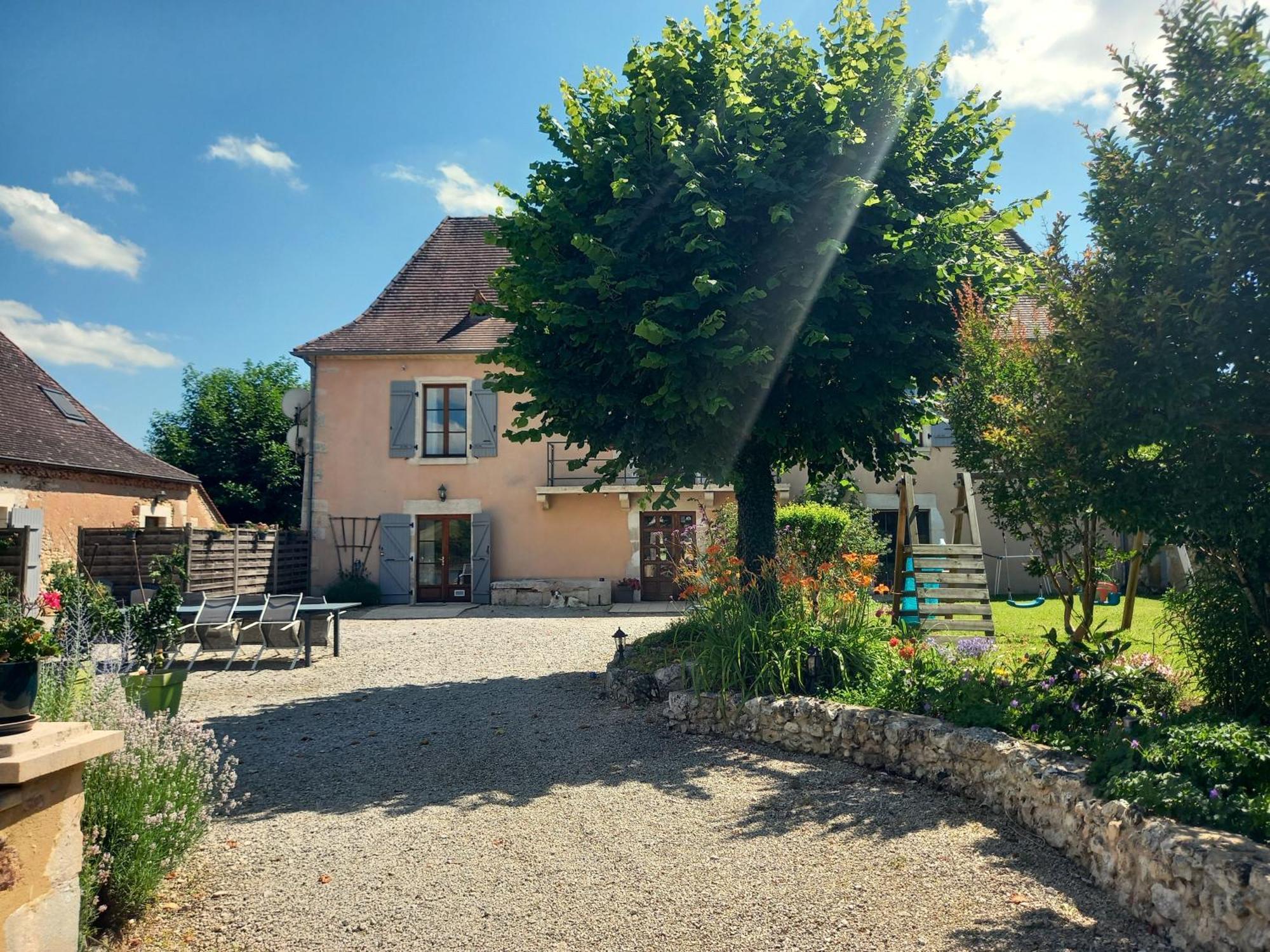 Au Pays De Jacquou : Chambre D'Hotes Et Table D'Hotes Fossemagne Exterior photo